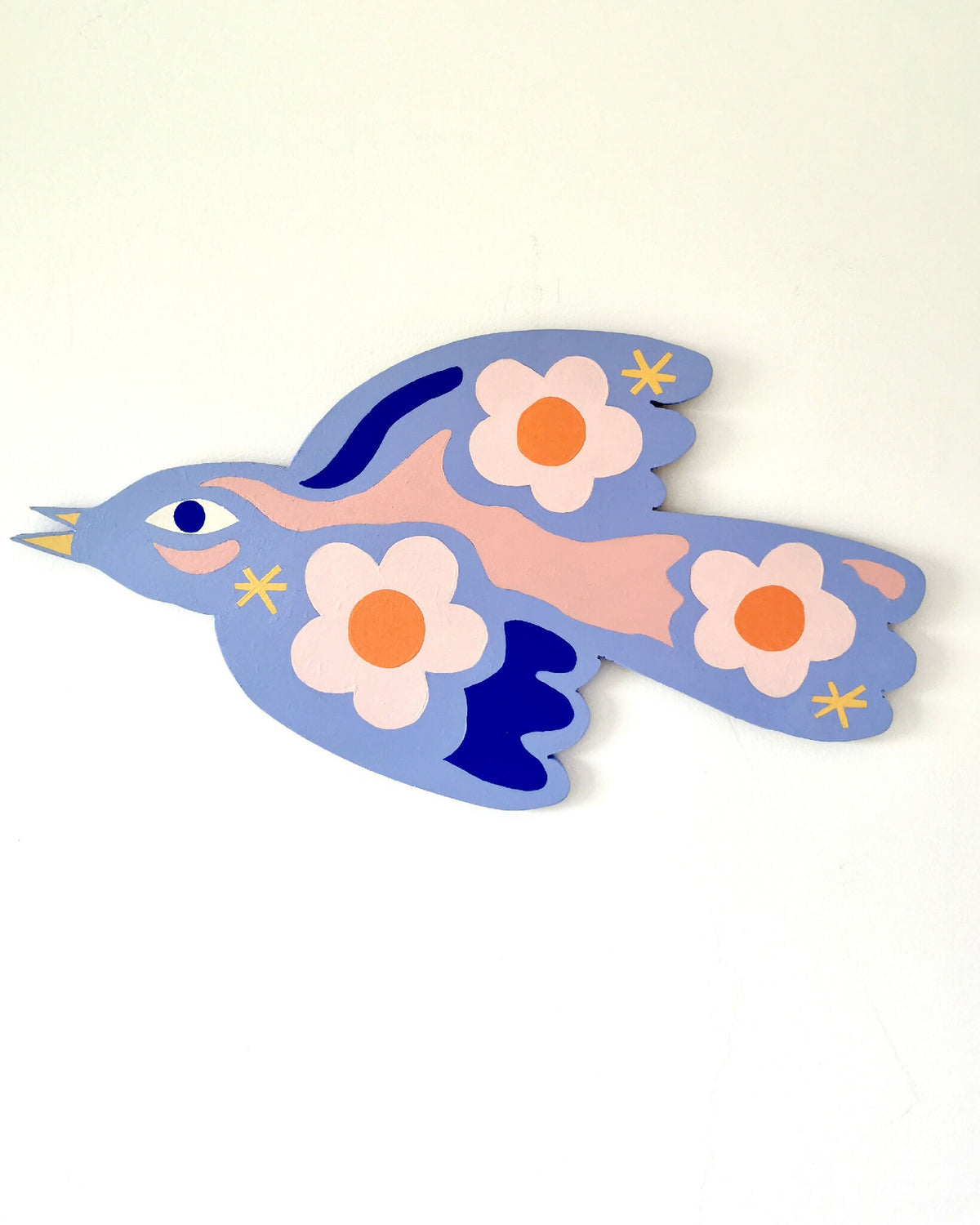 Oiseau en bois bleu clair avec fleurs orange et étoiles jaunes