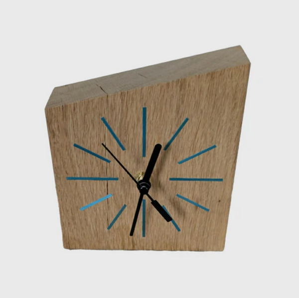 Horloge de bureau en bois, cadran avec repères bleus et aiguilles noires