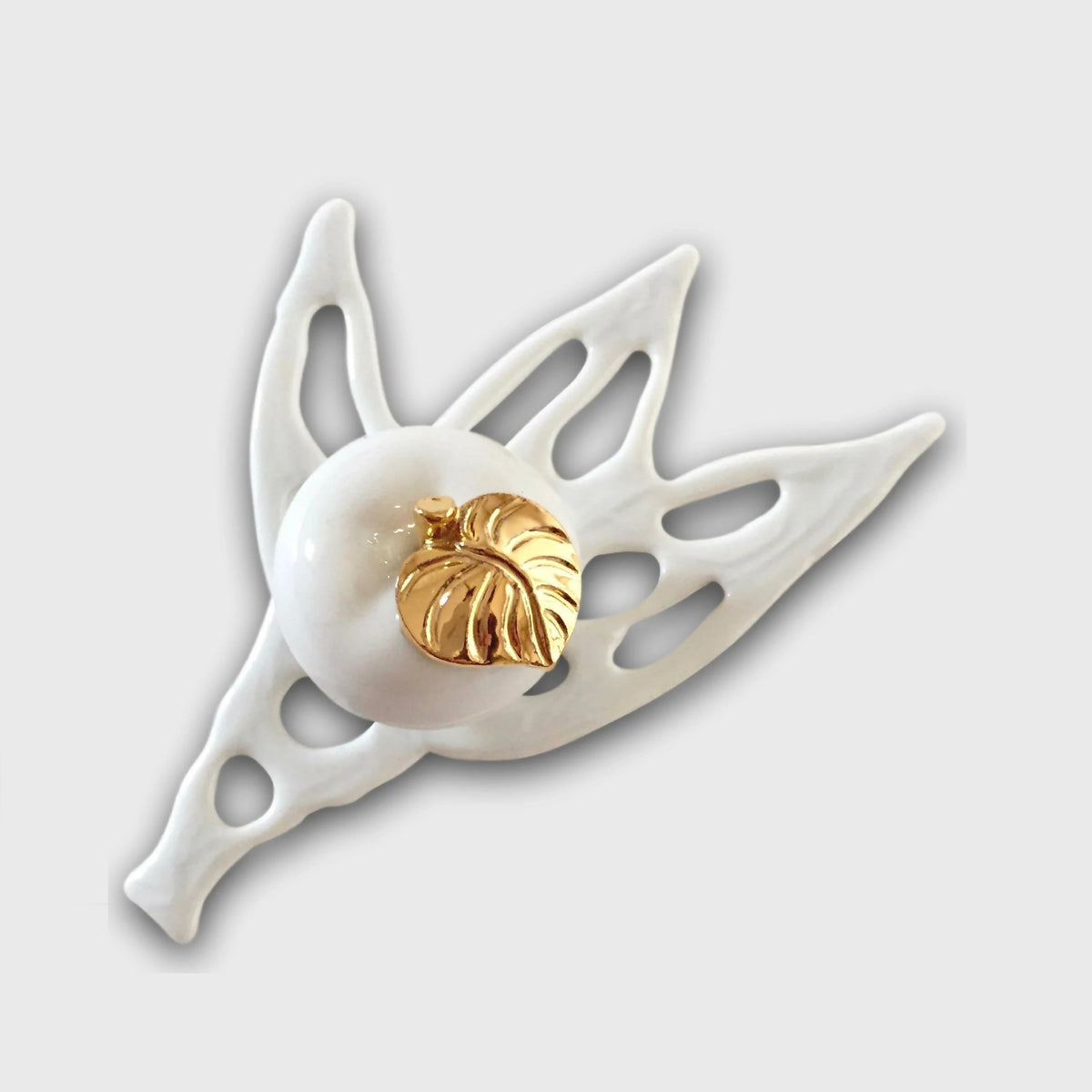 Boîte à bijoux en porcelaine blanche en forme de pomme, support ajouré et détails dorés