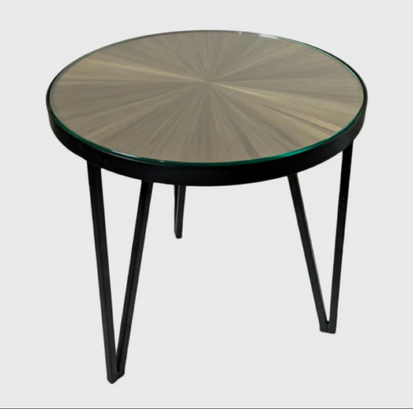 Table d’appoint ronde : plateau paille dorée, pieds métal noir, bord vert