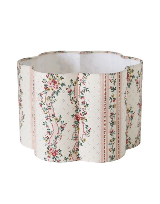 Abat-jour forme fleur Flora Pontavel, tissu crème à fleurs multicolores et rayures