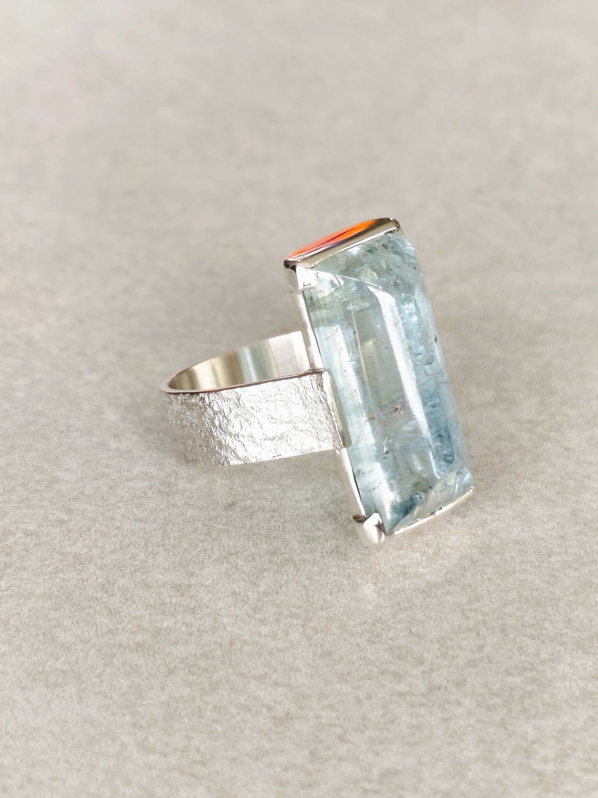 Bague en topaze bleu clair rectangulaire, anneau argent, vue de face.