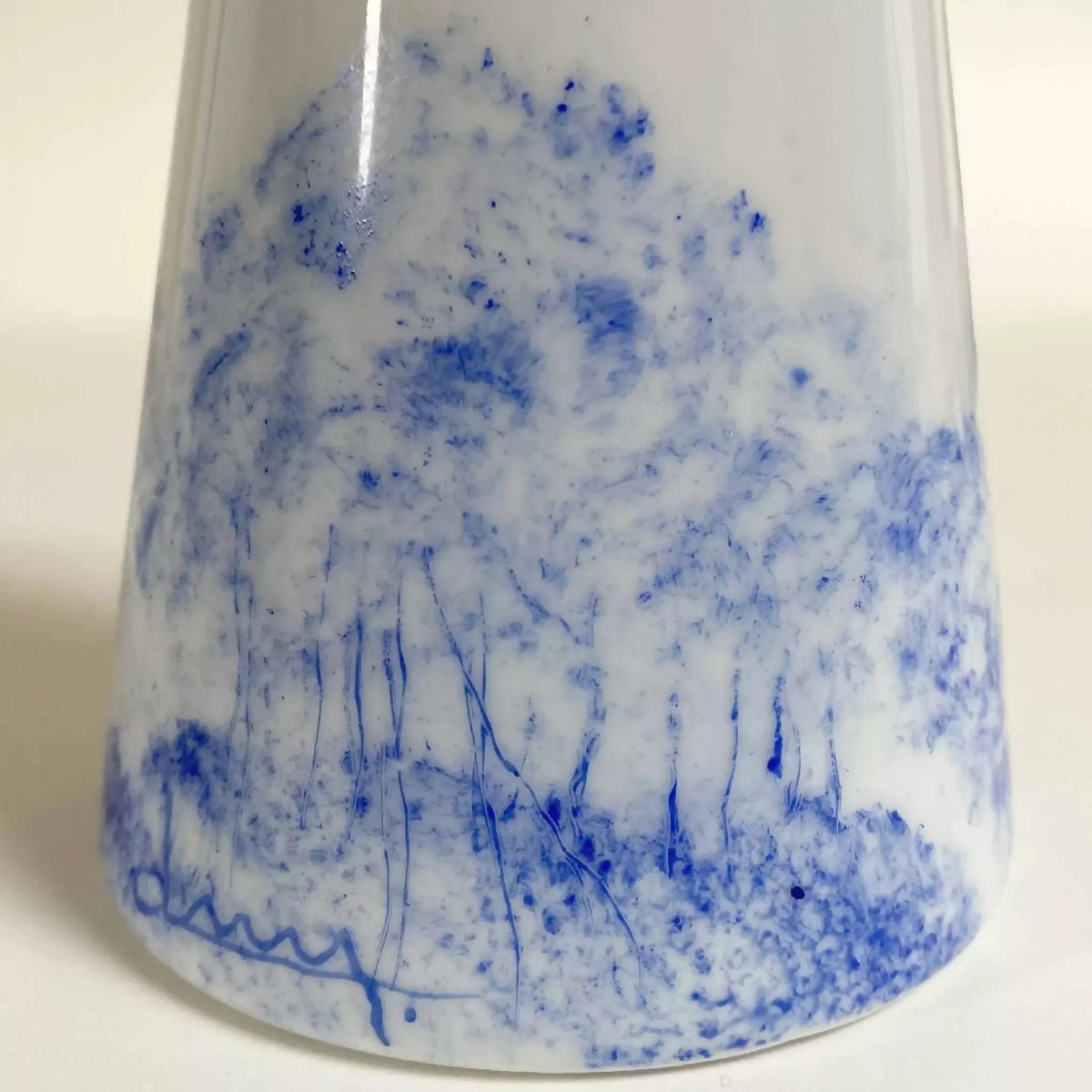 Pichet à lait en céramique blanc, détail du décor bleu type paysage