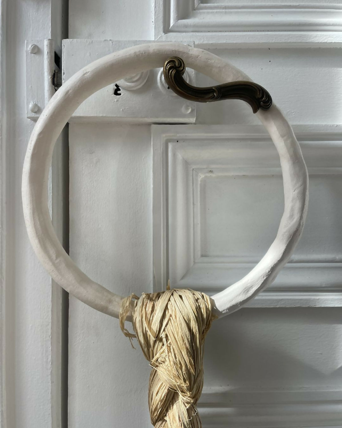 Décoration murale : anneau blanc avec corde tressée et nœud décoratif