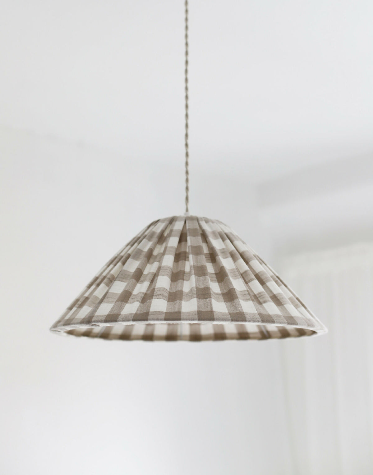 Suspension conique en coton beige vichy, abat-jour tissé à plis réguliers