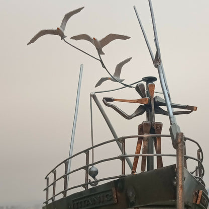 Maquette du Titanic en acier recyclé, proue et garde-corps métalliques