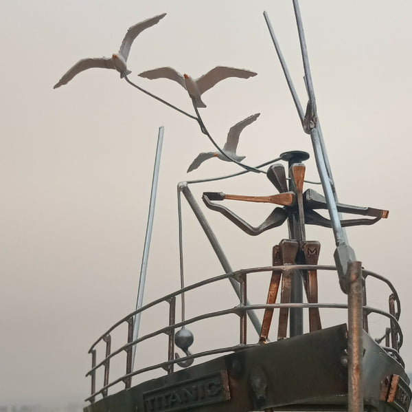 Maquette du Titanic en acier recyclé, proue et garde-corps métalliques