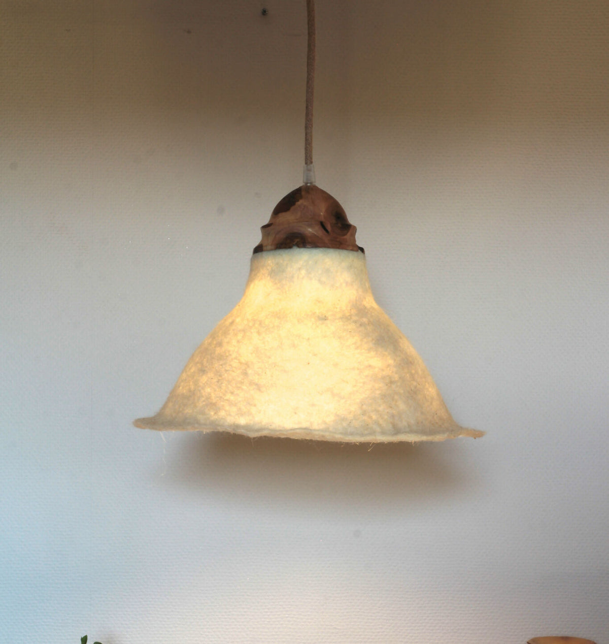 Suspension abat-jour en feutre de laine beige et couronne de bois brun, forme évasée