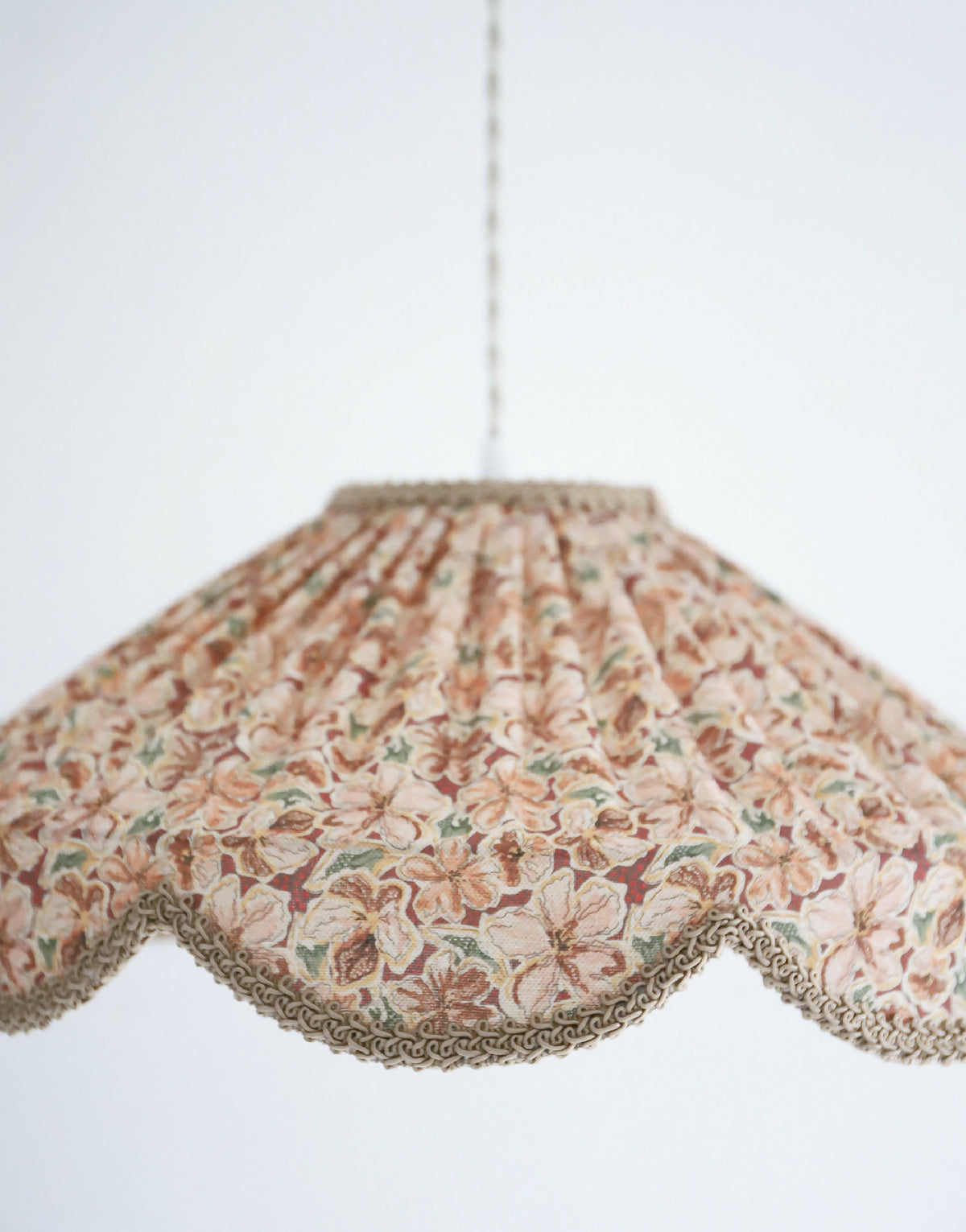 Suspension abat-jour rond en tissu floral provençal, fronces en haut, bord festonné