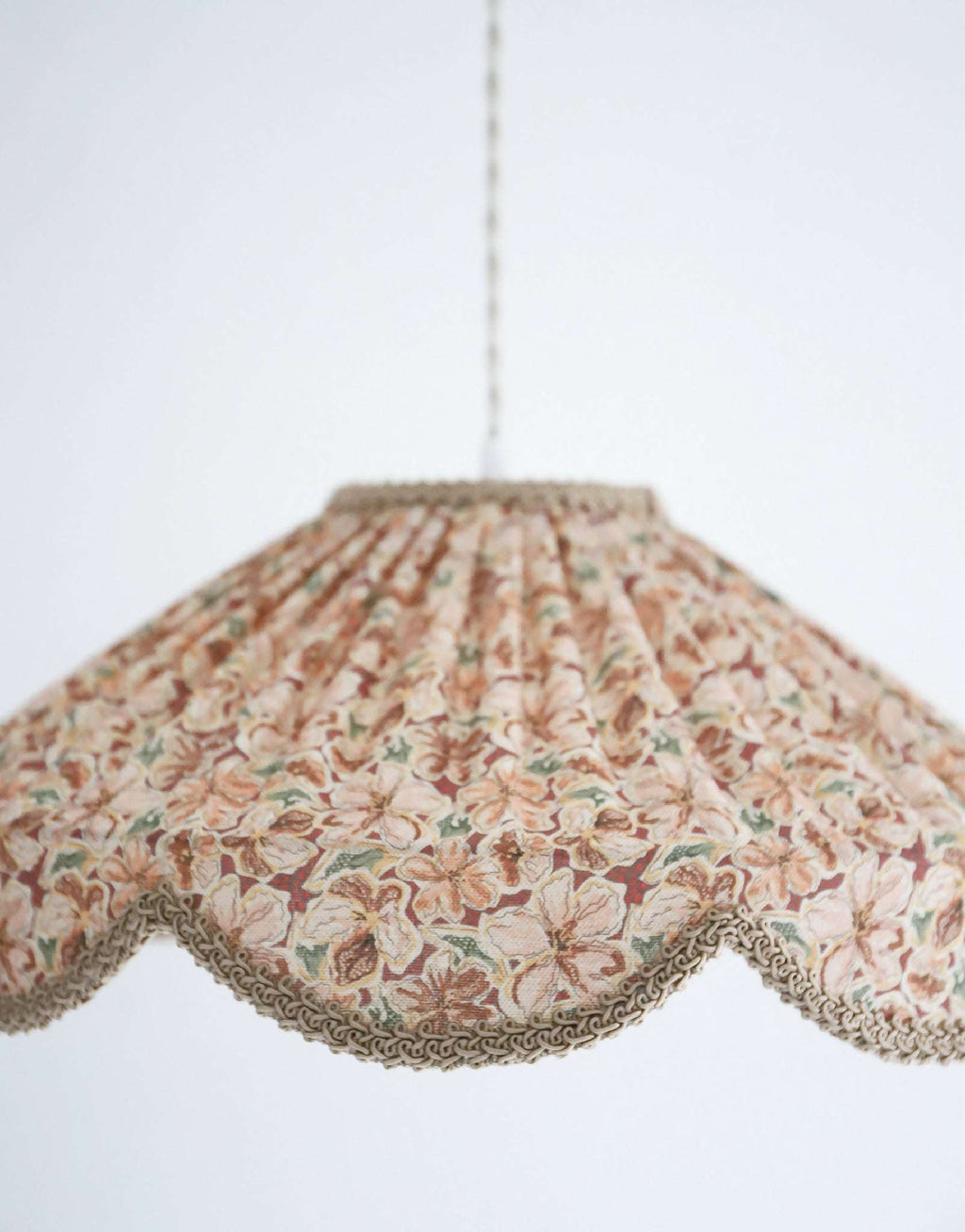 Suspension abat-jour rond en tissu floral provençal, fronces en haut, bord festonné