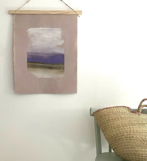 Tenture murale rectangulaire avec paysage abstrait violet, toile sur barre en bois