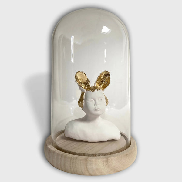 Sculpture enfant sous cloche en verre, buste pâle avec bois dorés, base en bois