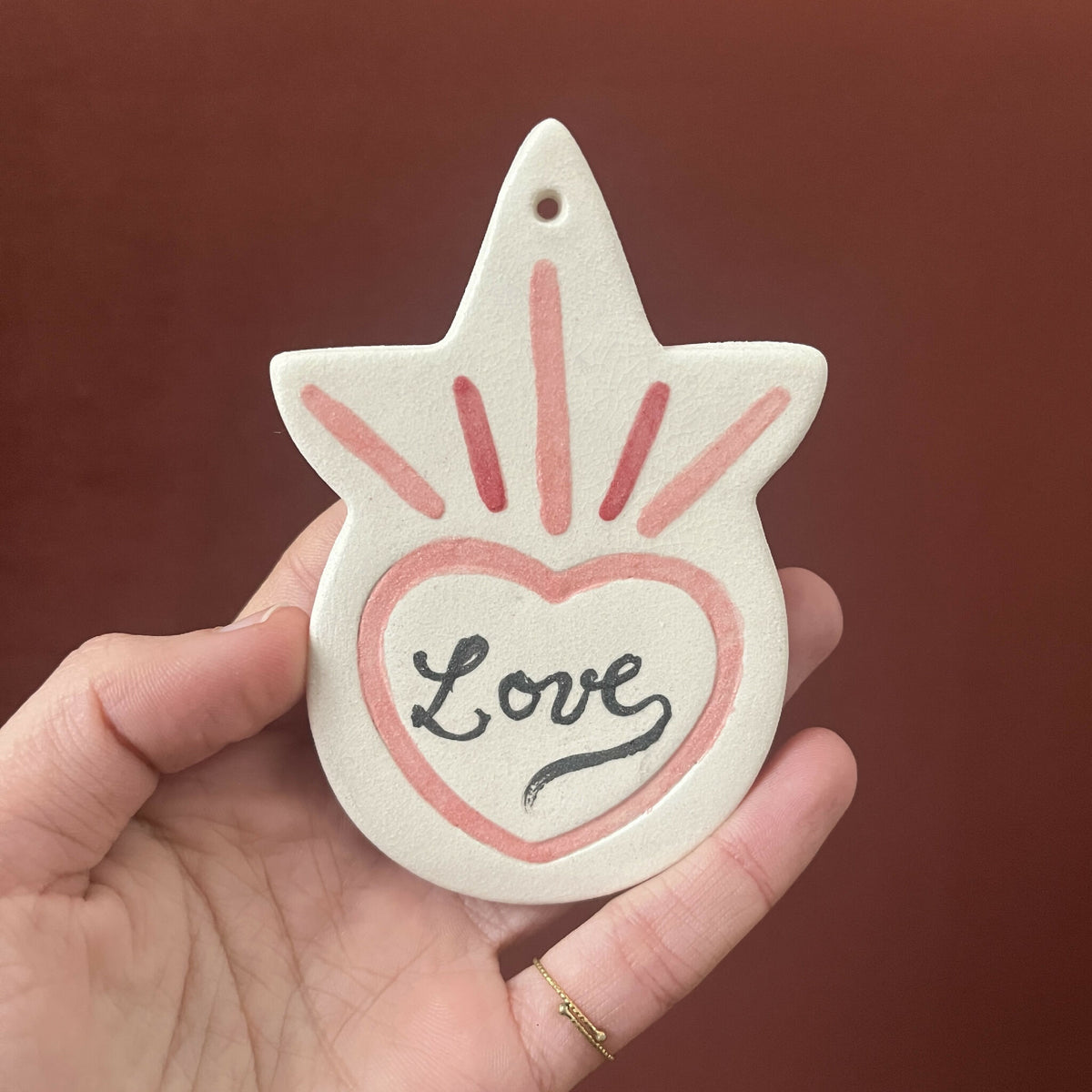 Ex-voto étoile peint en blanc cassé, cœur « Love » avec traits rouges.