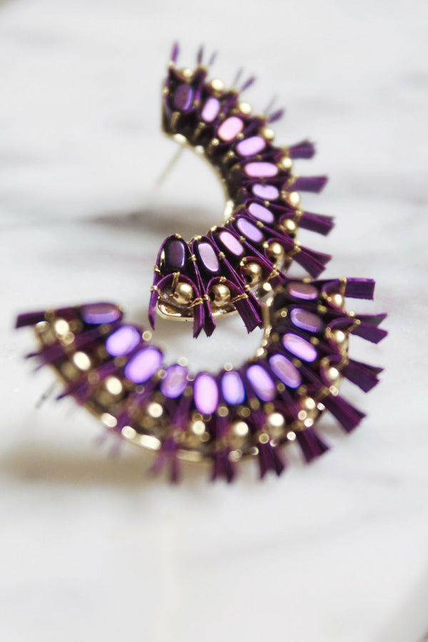 Boucles d’oreilles oursins en perles violet avec franges et fermoirs dorés