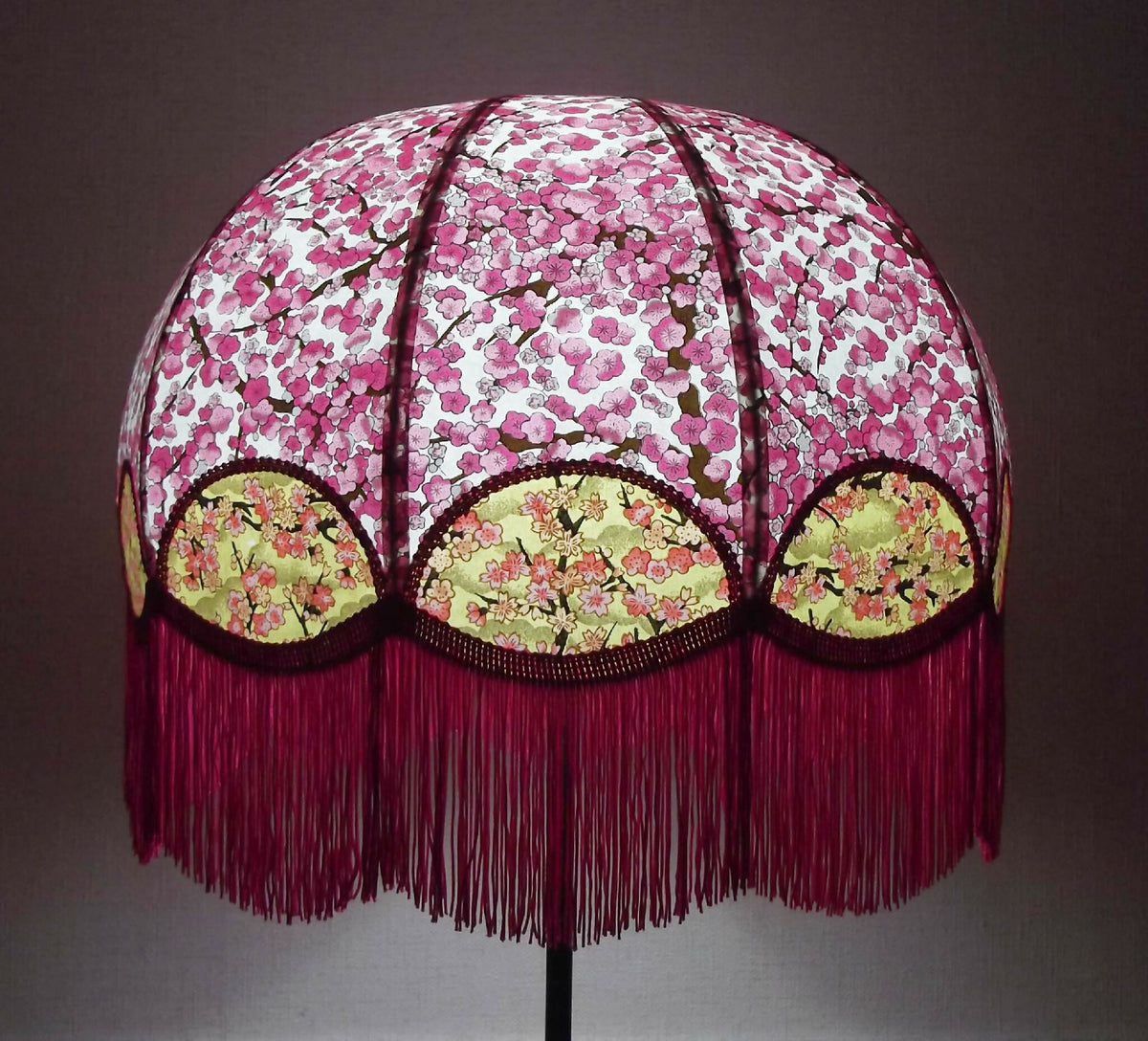 Abat-jour rétro Magda en papier japonais rose, franges bordeaux, motifs fleuris et empiècements