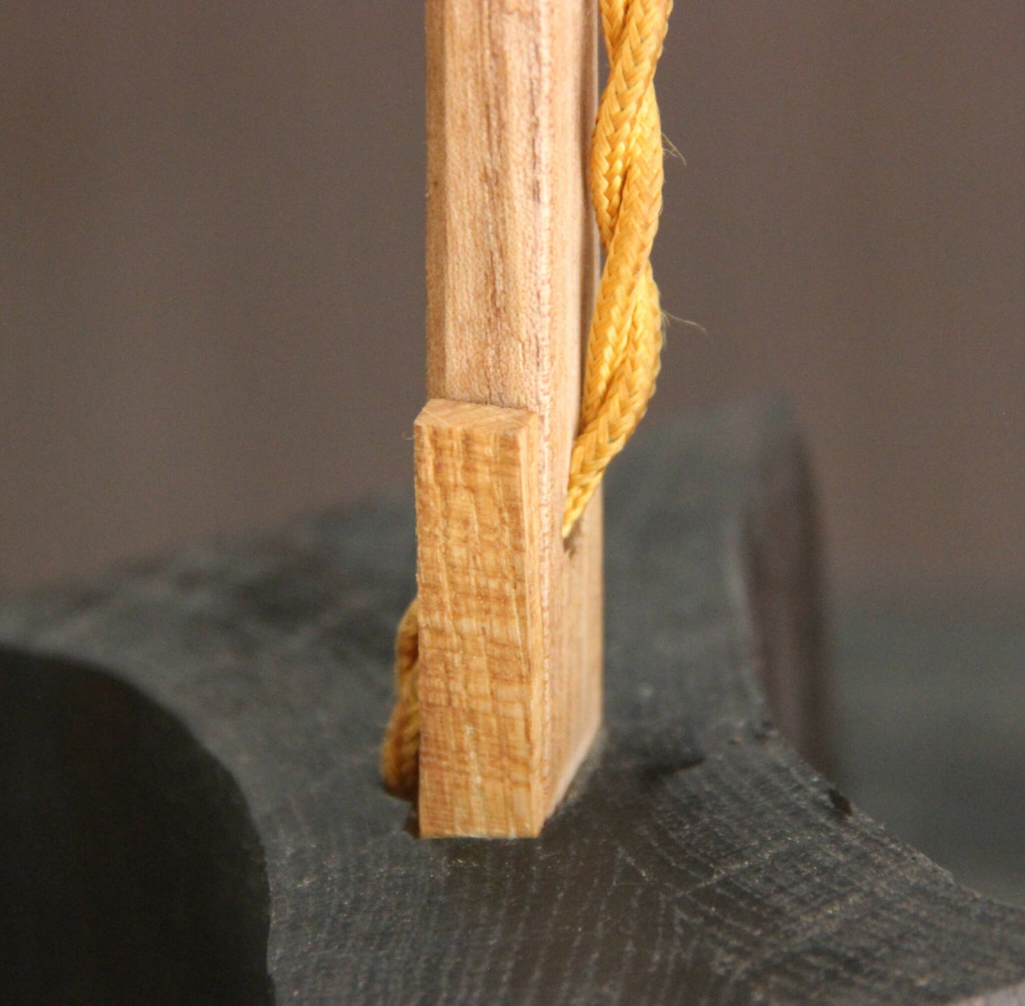 Luminaire Etendard artisanal en bois sculpte fait main artisanat francais