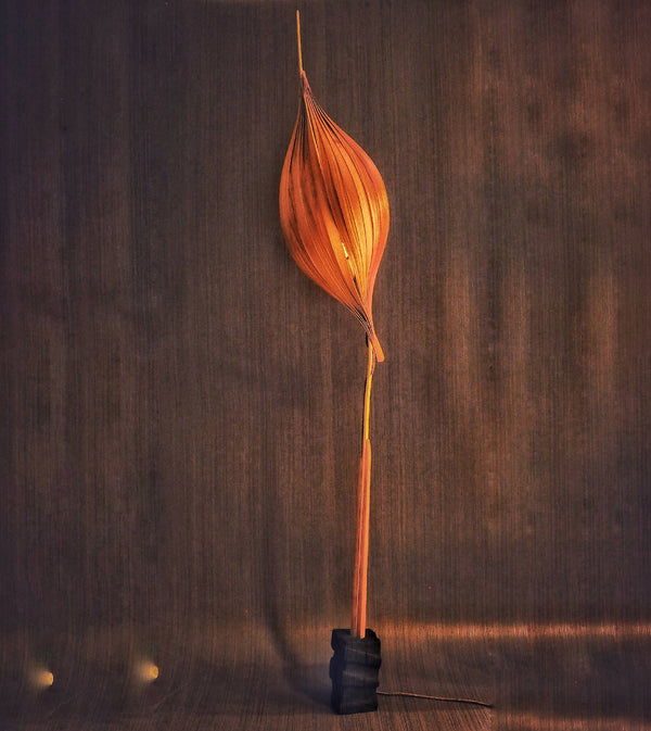 Lampe sur pied avec abat-jour en voile orange plissé et base noire