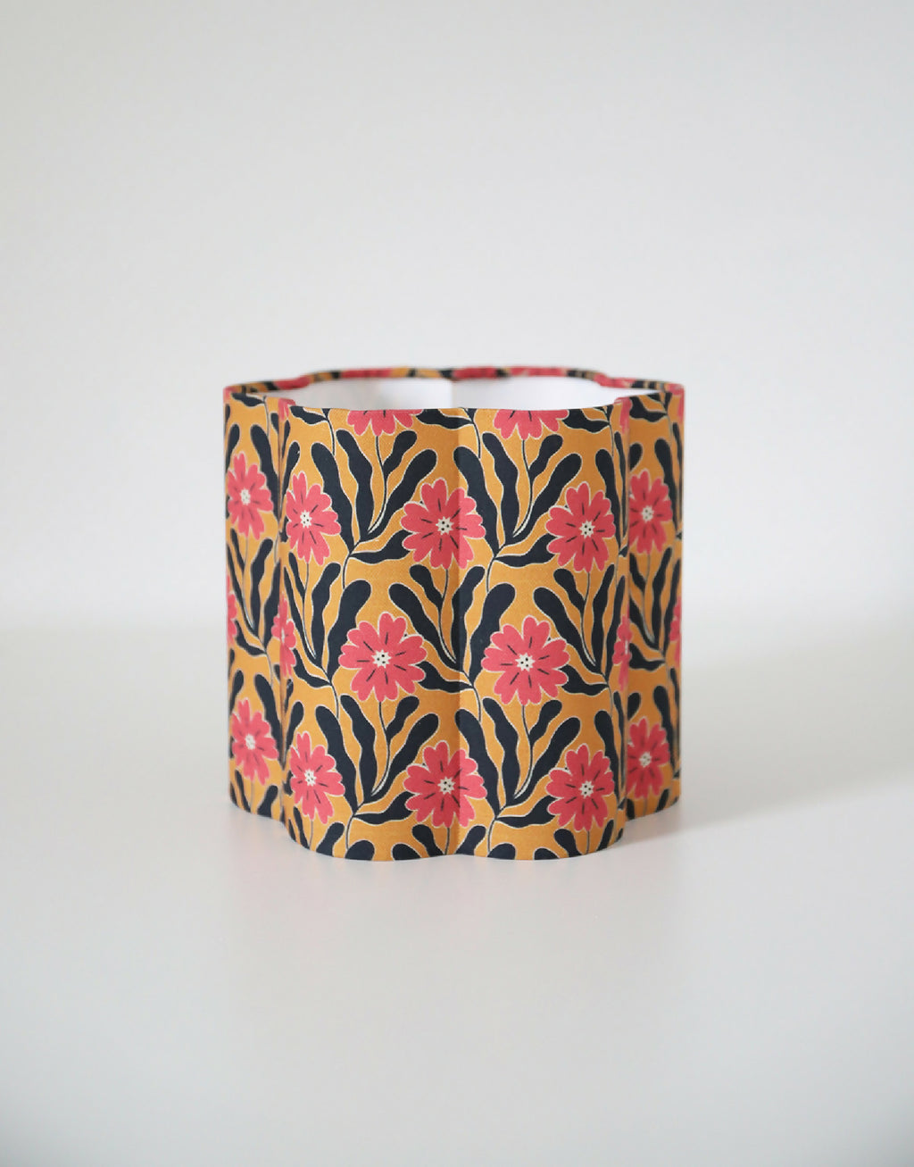 Abat-jour cylindrique en tissu, fleurs roses et feuillages, fond sombre, finition tissu