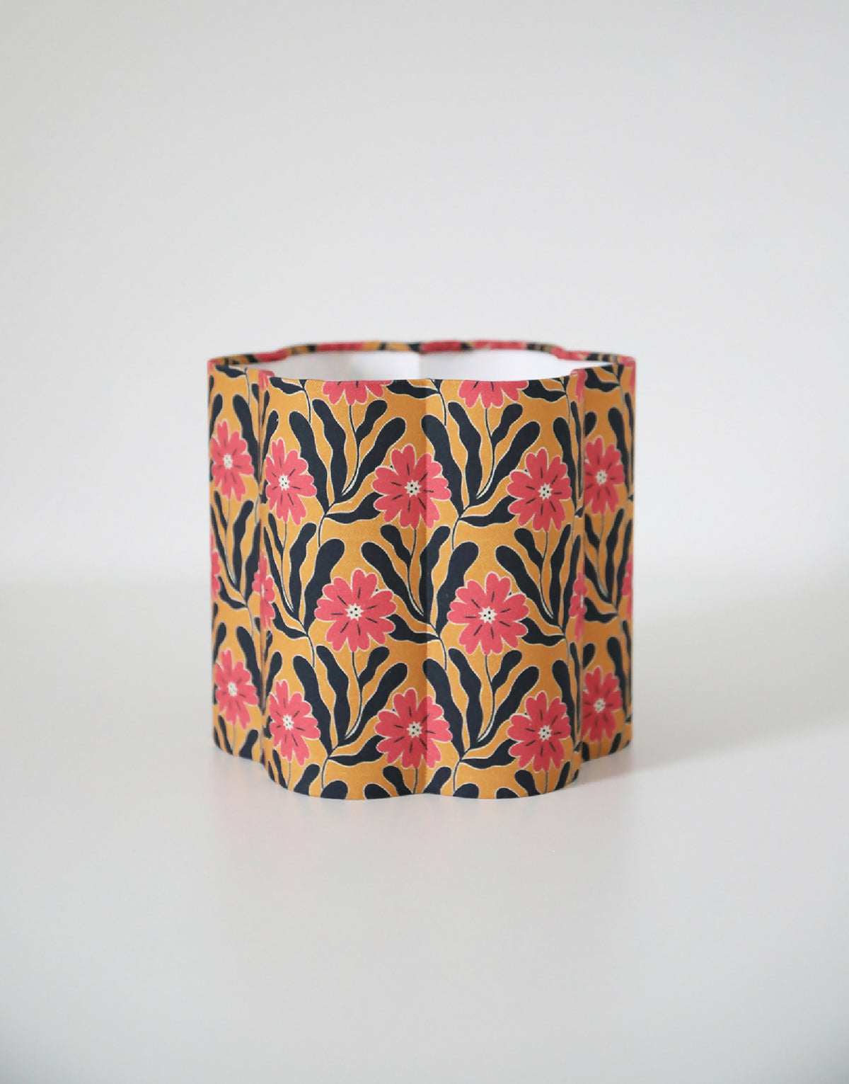 Abat-jour cylindrique en tissu, fleurs roses et feuillages, fond sombre, finition tissu