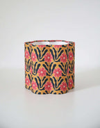 Abat-jour cylindrique en tissu, fleurs roses et feuillages, fond sombre, finition tissu