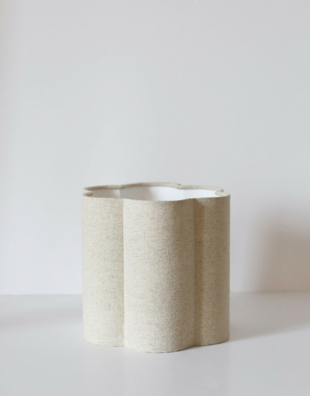 Abat-jour forme fleur tissu uni beige clair, intérieur clair visible, bord ondulé