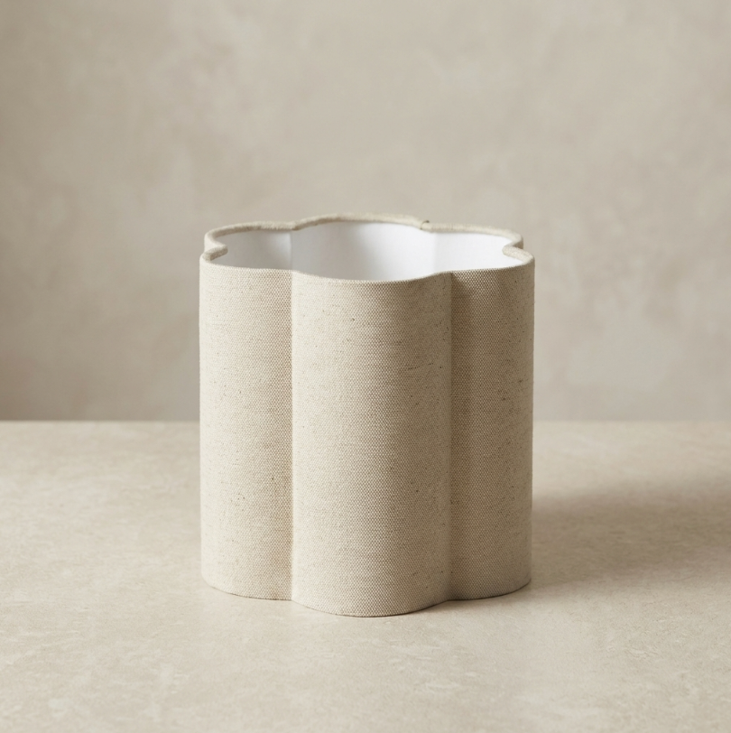 Abat-jour forme fleur en tissu texturé beige clair, panneaux verticaux, intérieur clair