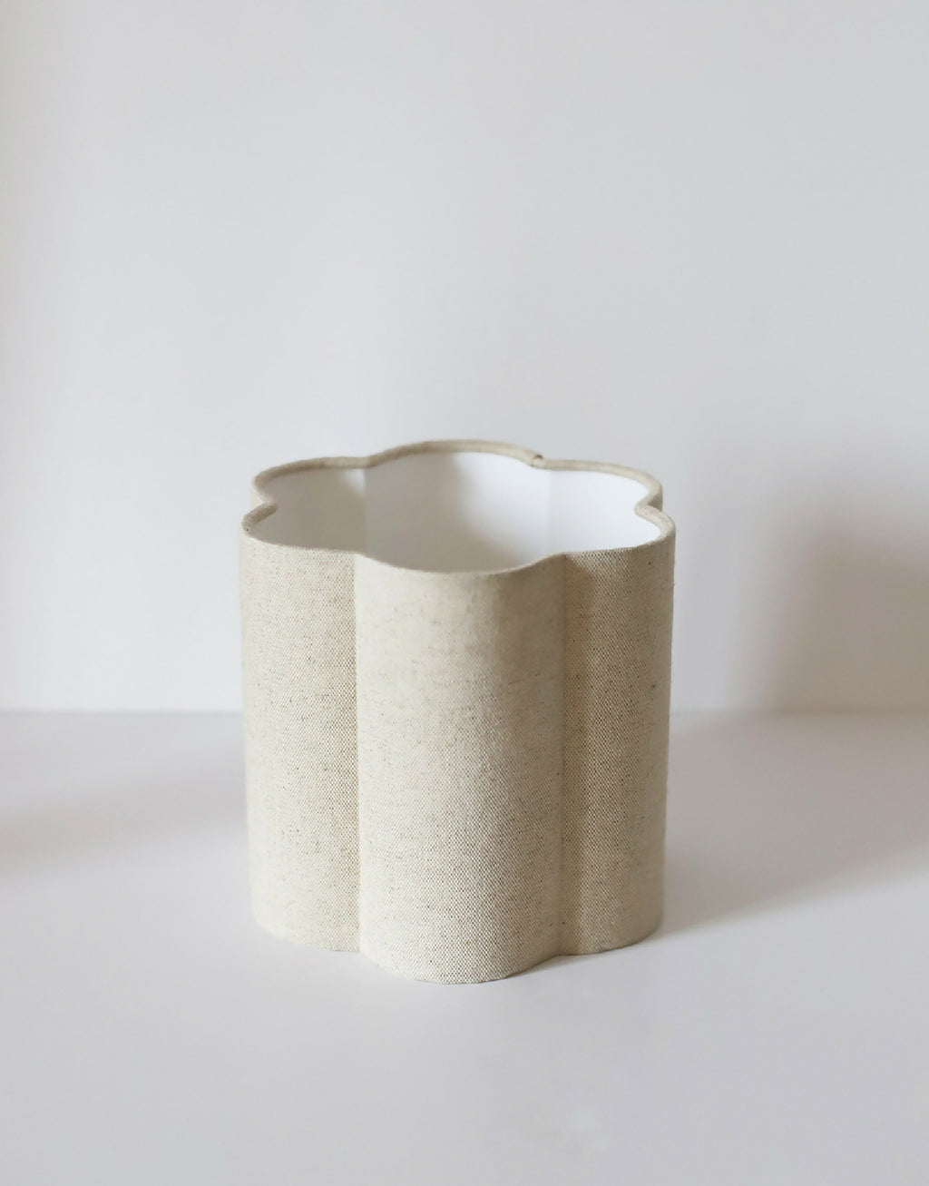 Abat-jour forme fleur tissu uni beige, vue de trois-quarts, bord supérieur découpé