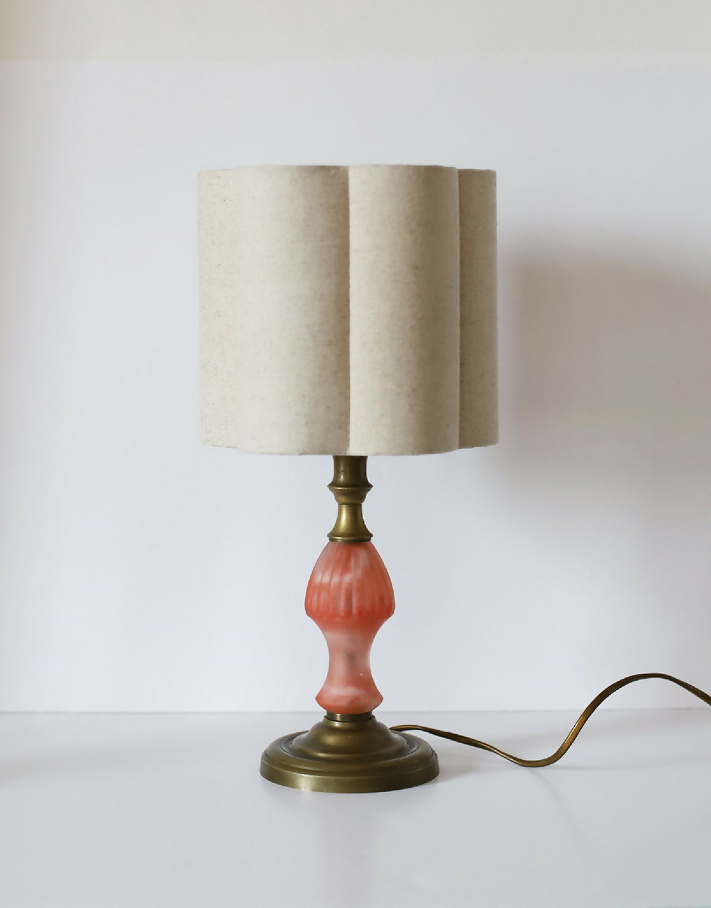 Lampe complète avec abat-jour forme fleur tissu beige uni et base dorée décorative