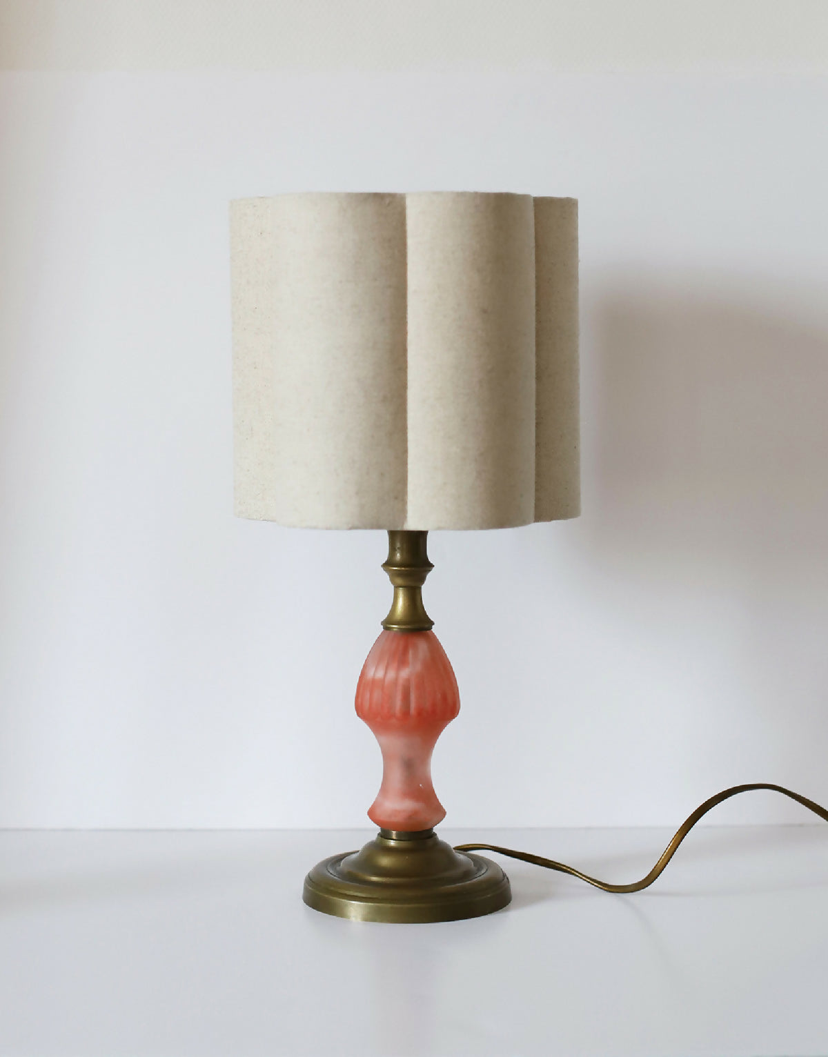Lampe complète avec abat-jour forme fleur tissu beige uni et base dorée décorative