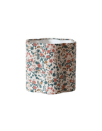 Abat-jour en coton beige fleuri, forme cylindrique, couture décorative.