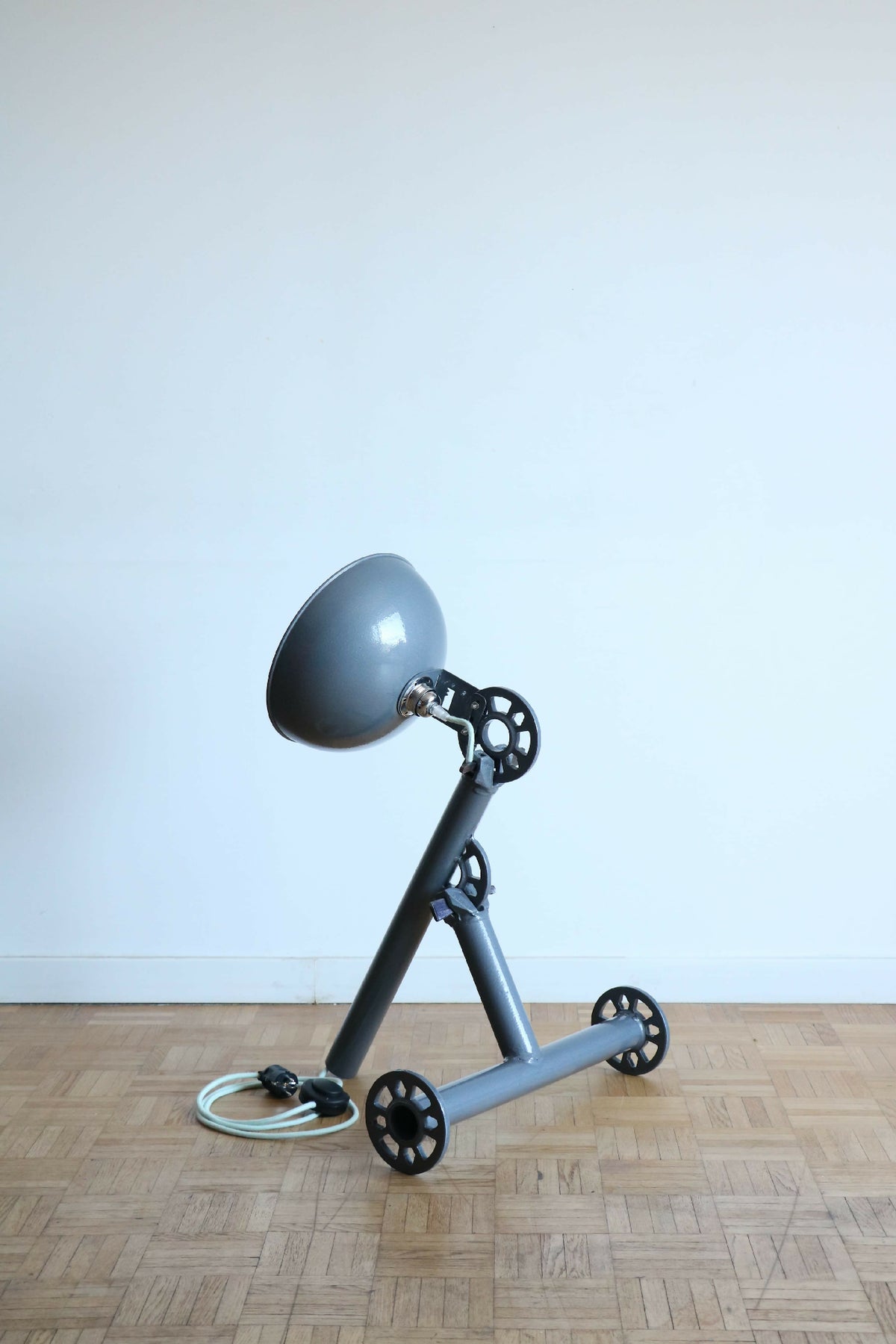 Lampe sur trépied à abat-jour bleu-gris et bras articulés, base à roues
