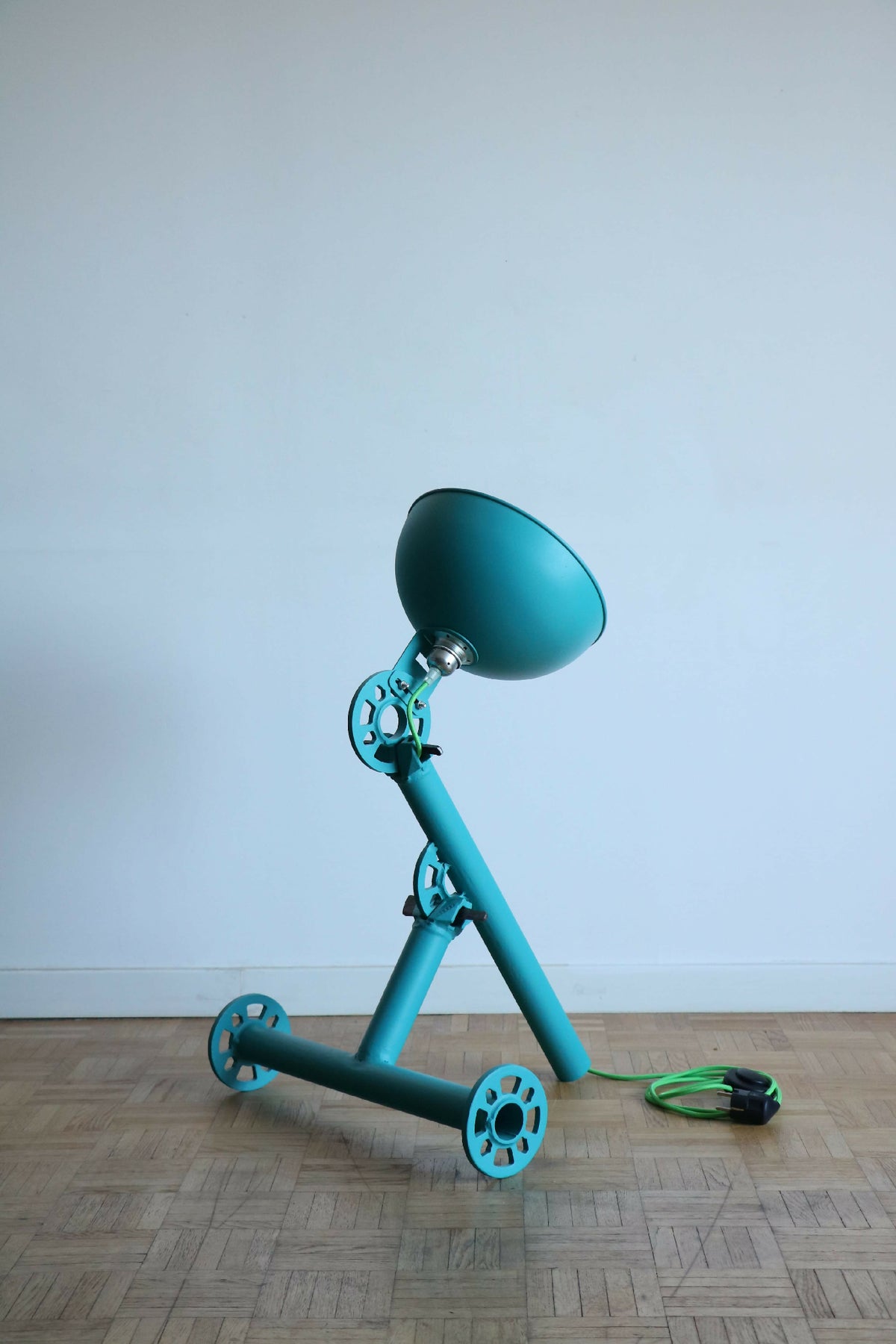 Lampe UMARELL en bleu-vert, bras articulés et abat-jour conique avec câble