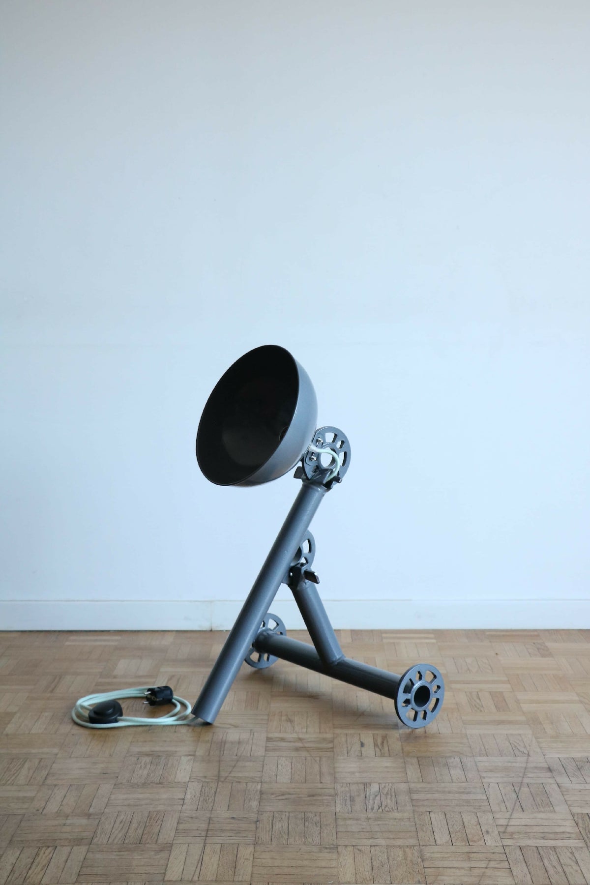 Lampe sur trépied à abat-jour noir et bras articulés, avec câble et roues