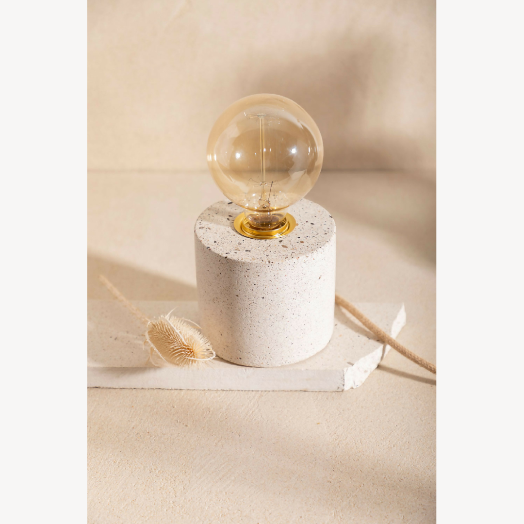 Lampe à poser ESMA avec base cylindrique effet pierre beige et globe en verre