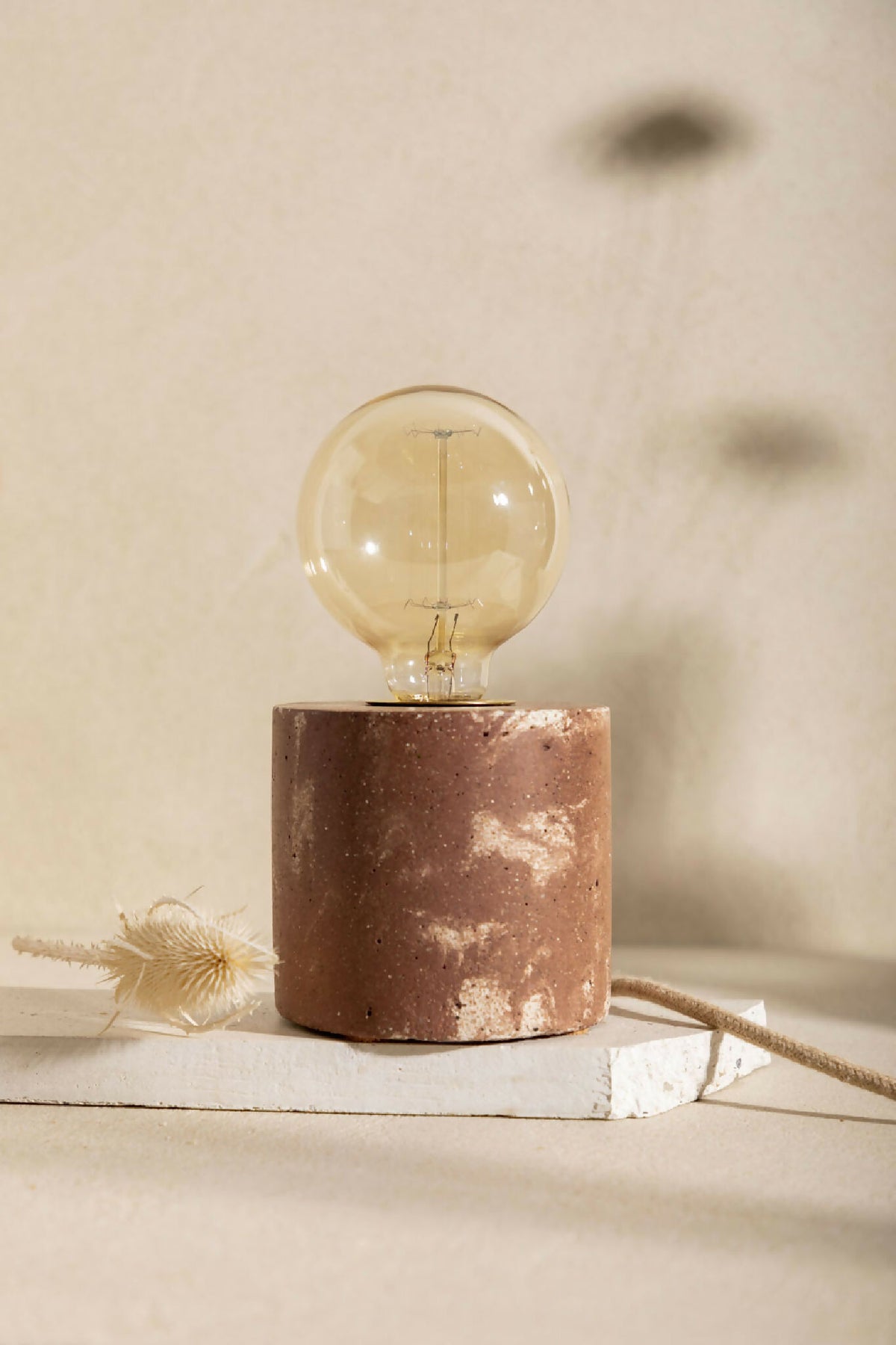 Lampe à poser à ampoule globe claire, base cylindrique marron texturée, finition laiton