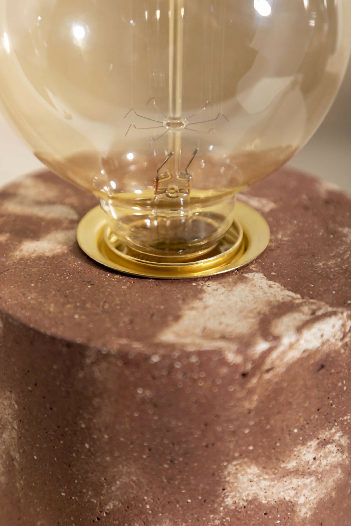 Lampe à poser : ampoule globe claire sur base dorée, pied cylindrique marron