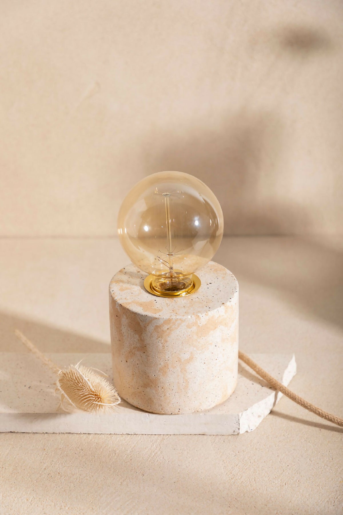 Lampe à poser à ampoule globe claire, base cylindrique blanche texturée, finition laiton