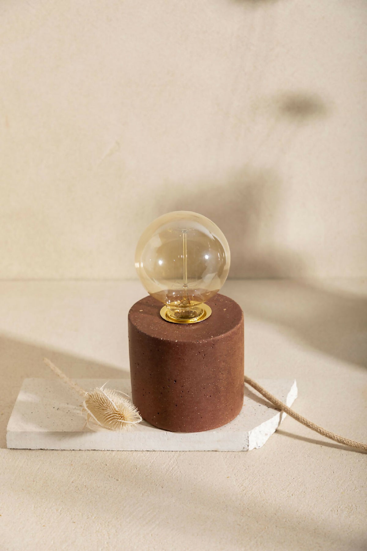 Lampe à poser à ampoule globe claire, base cylindrique marron texturée, finition laiton