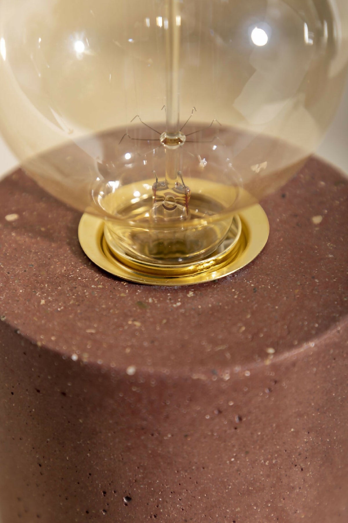Lampe à poser : ampoule globe claire et base dorée, pied cylindrique marron