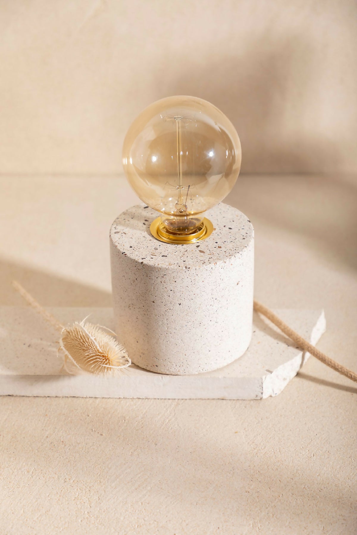Lampe à poser à ampoule globe claire, base cylindrique blanche à paillettes, finition laiton