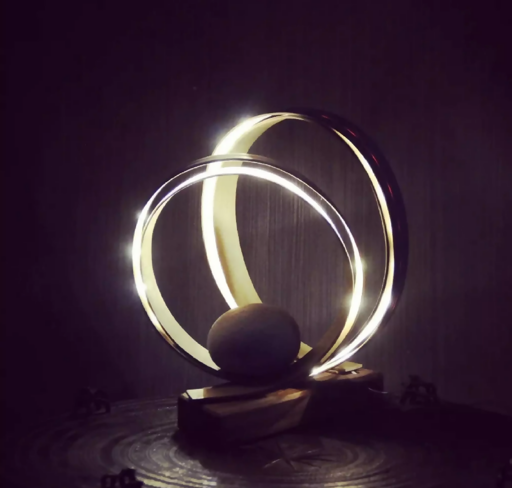 Luminaire spiral artisanal en bois sculpte fait main artisanat francais