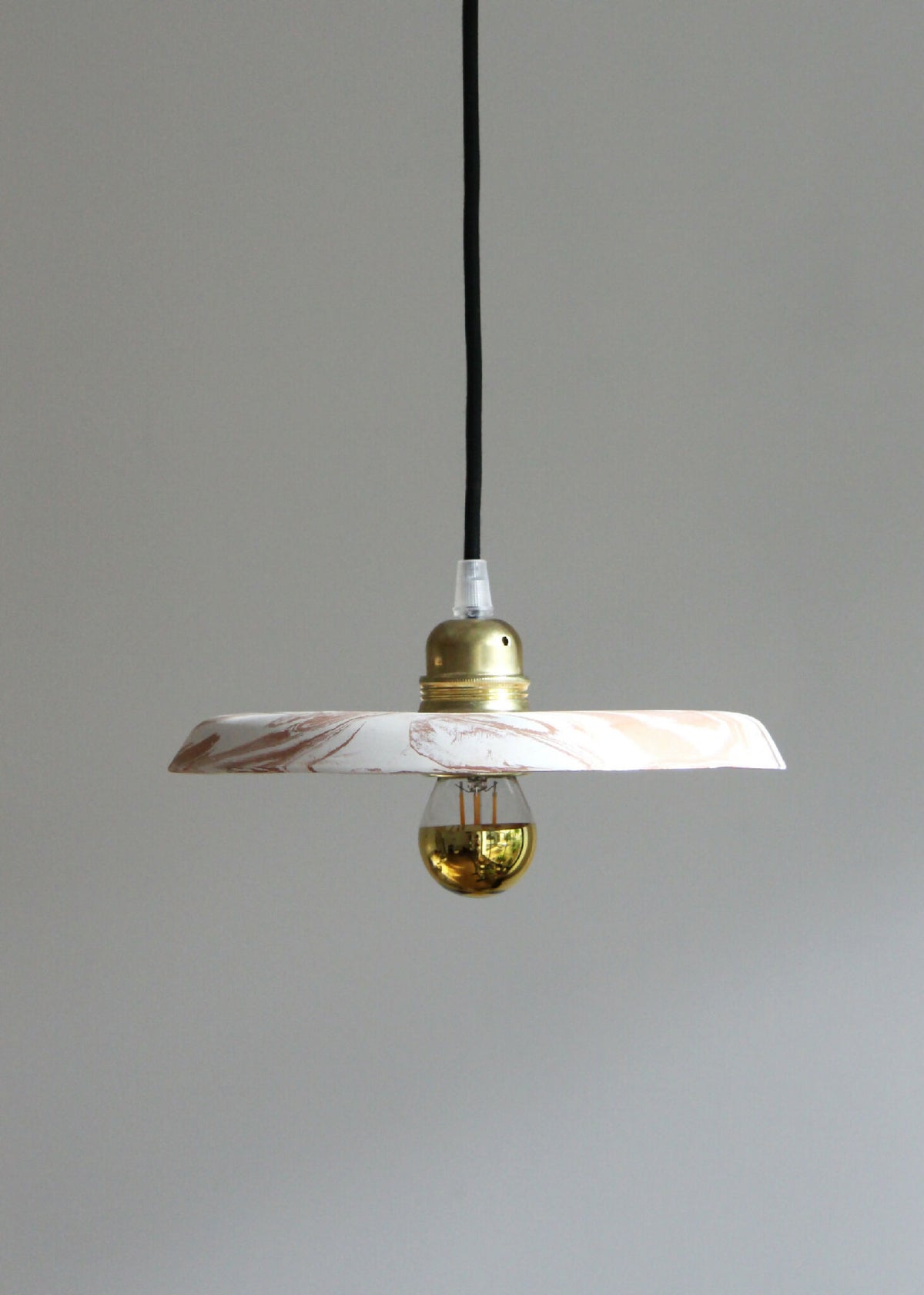 Suspension à abat-jour marbré beige et marron, support et douille dorés, câble noir