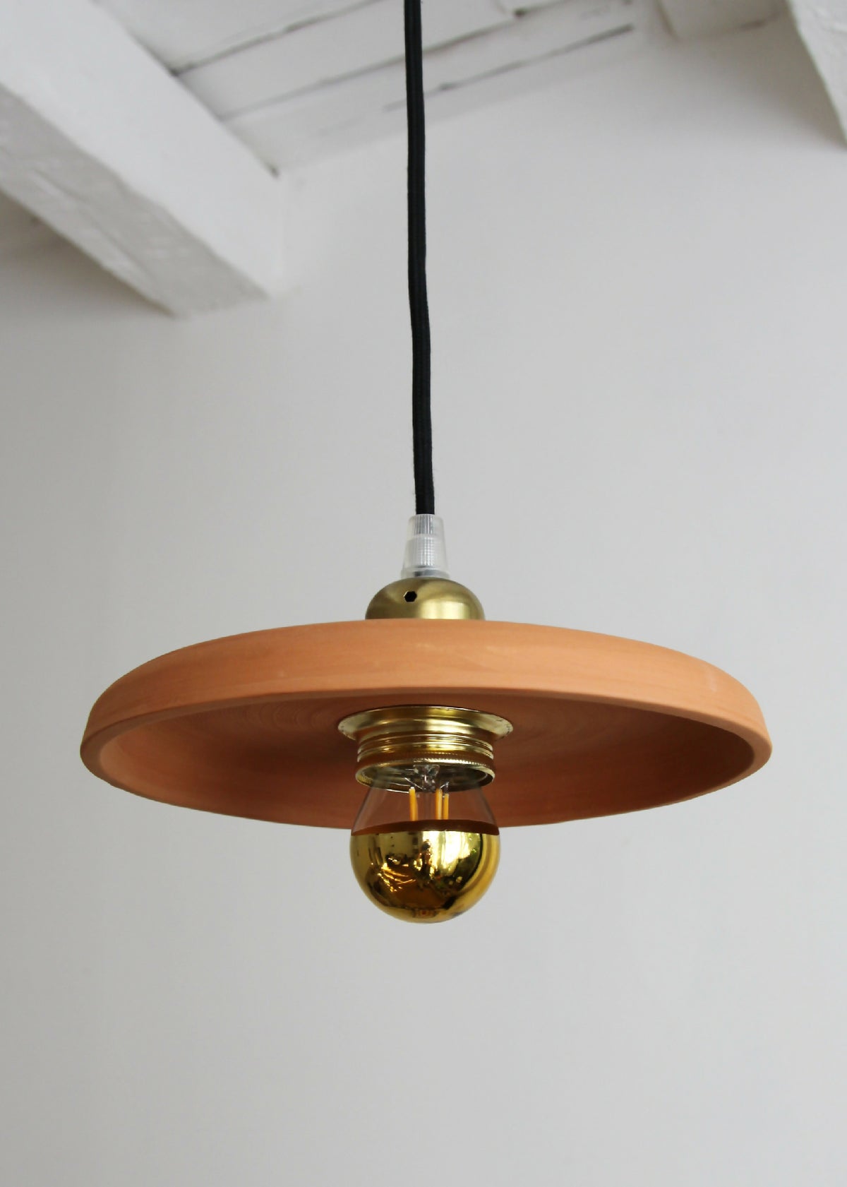 Suspension terracotta avec abat-jour rond en terre cuite et diffuseur doré, vue 3/4