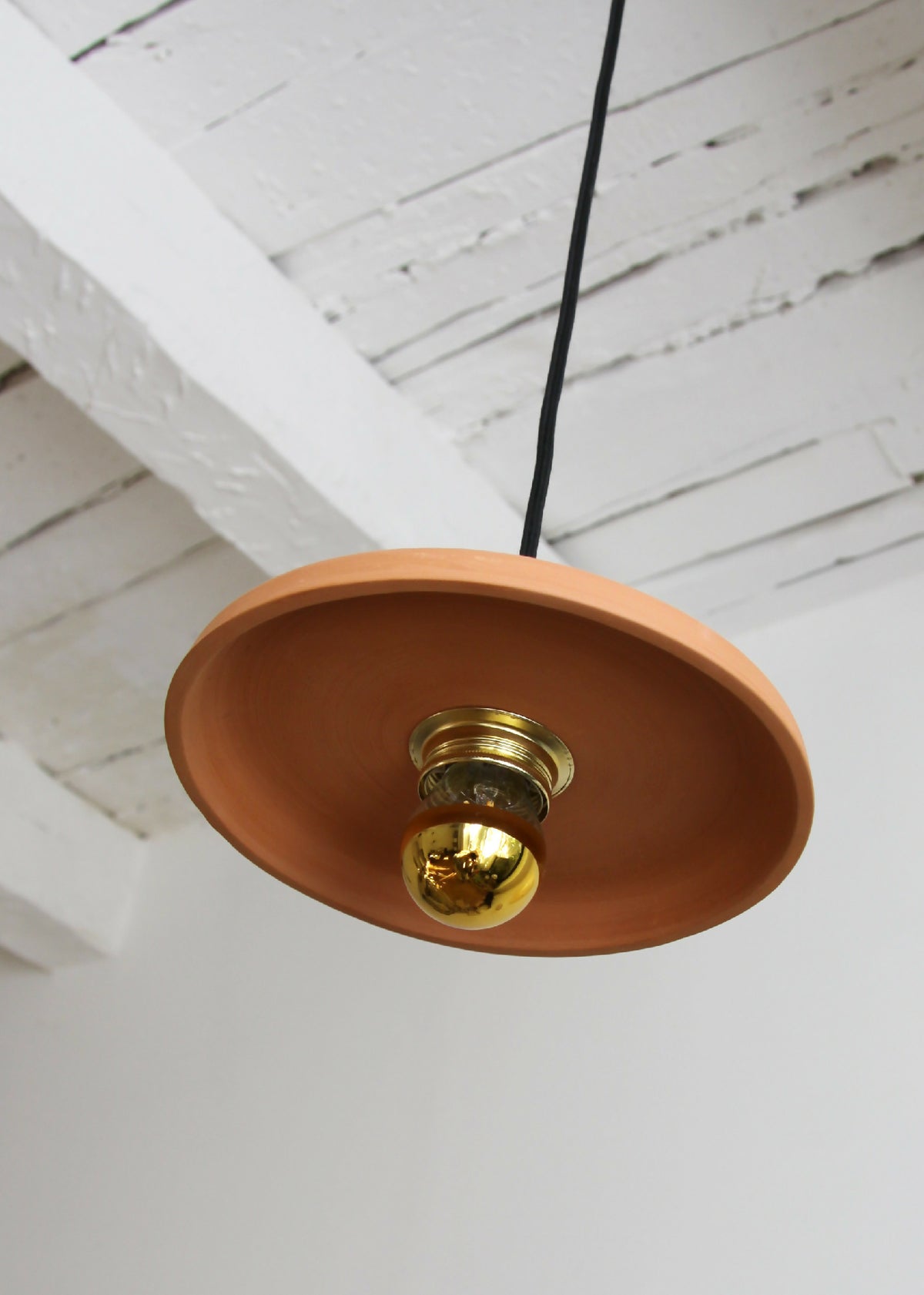 Suspension en terre cuite terracotta : abat-jour circulaire et diffuseur doré, plafond