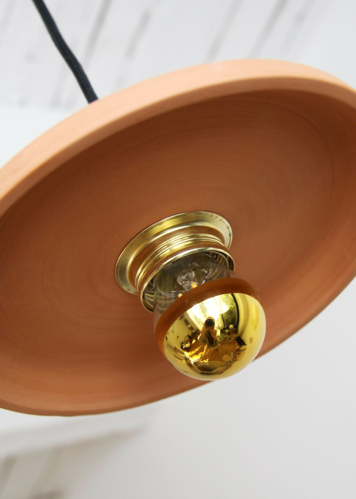 Suspension terracotta avec abat-jour en terre cuite et diffuseur doré, gros plan
