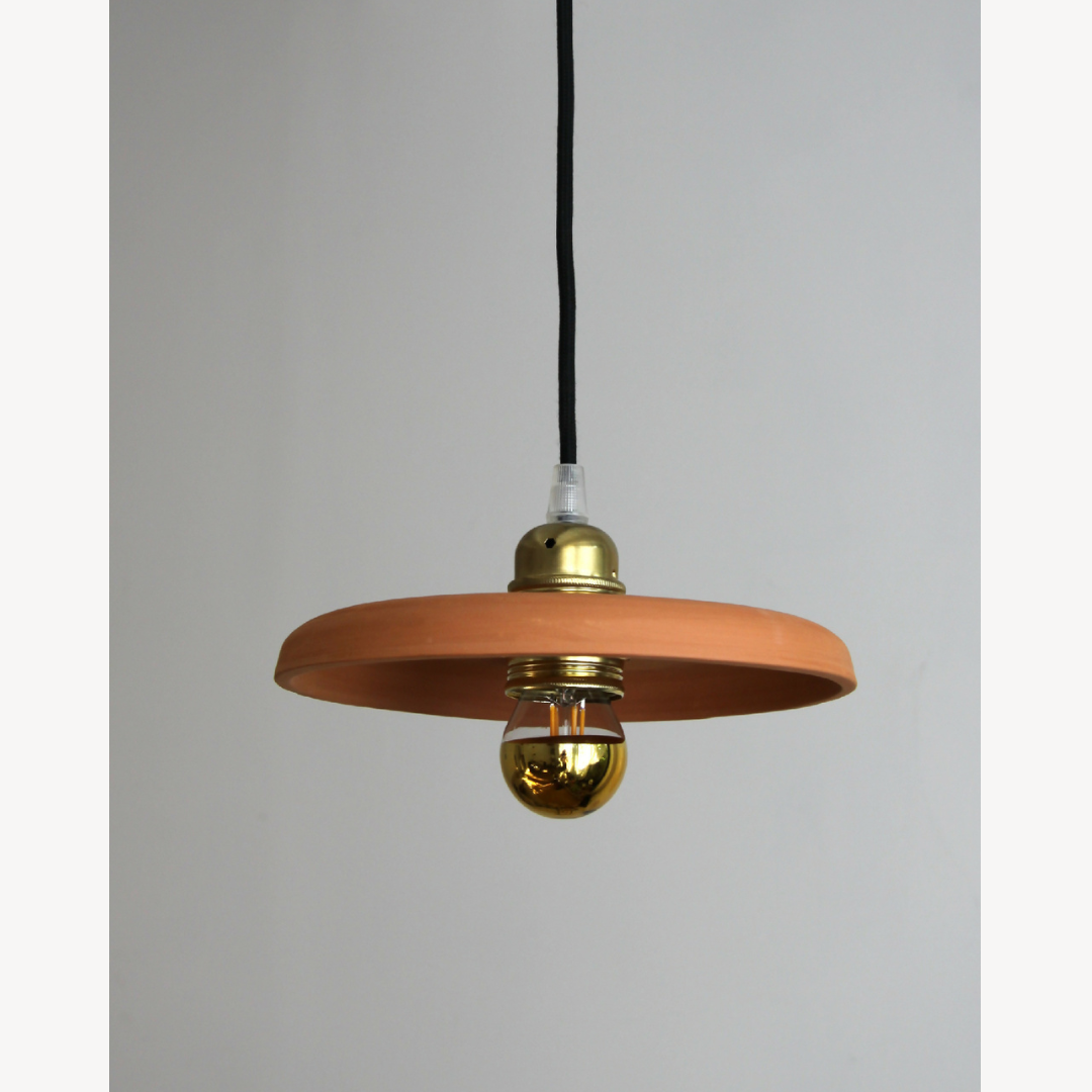 Suspension terracotta avec abat-jour rond et douille dorée, câble noir