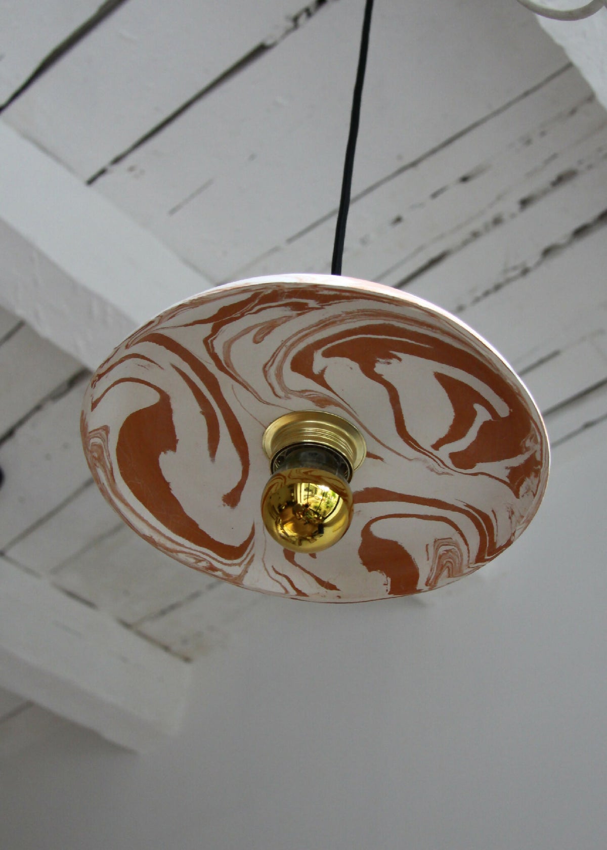 Suspension avec abat-jour marbré beige et marron, rosace dorée et douille laiton