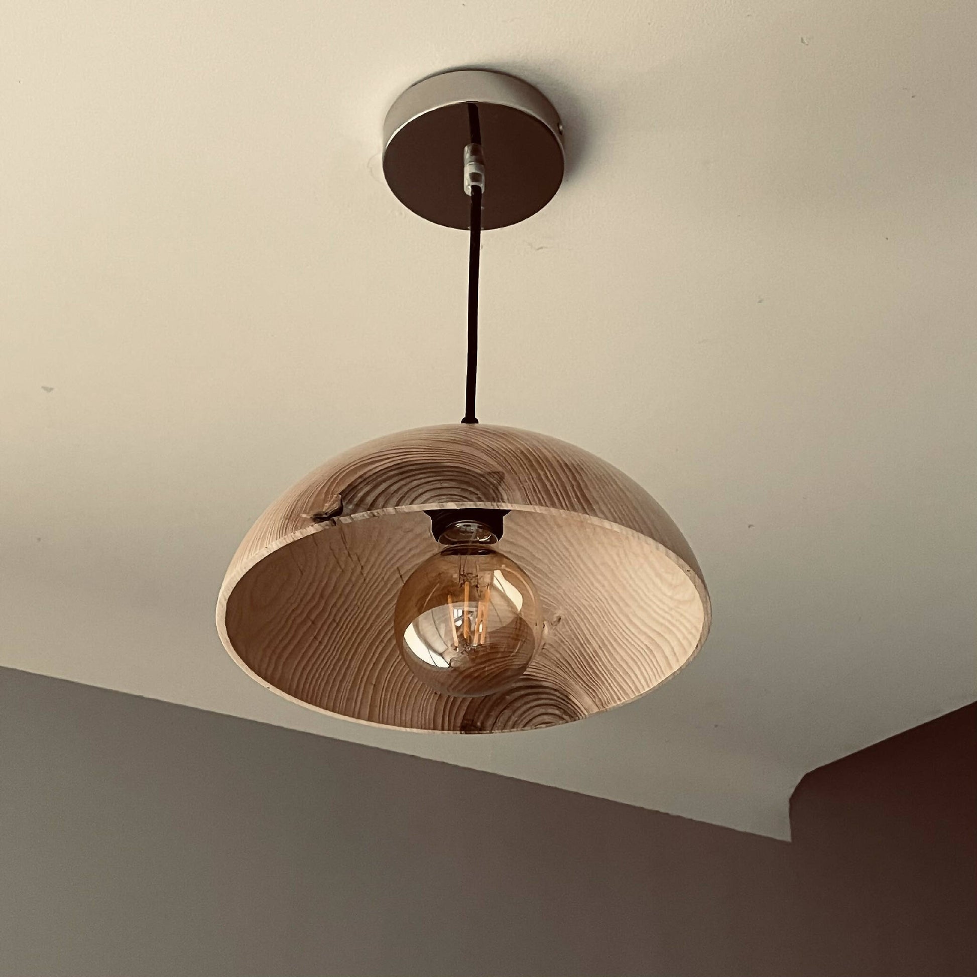 Luminaire artisanal en bois fait main par un artisan français