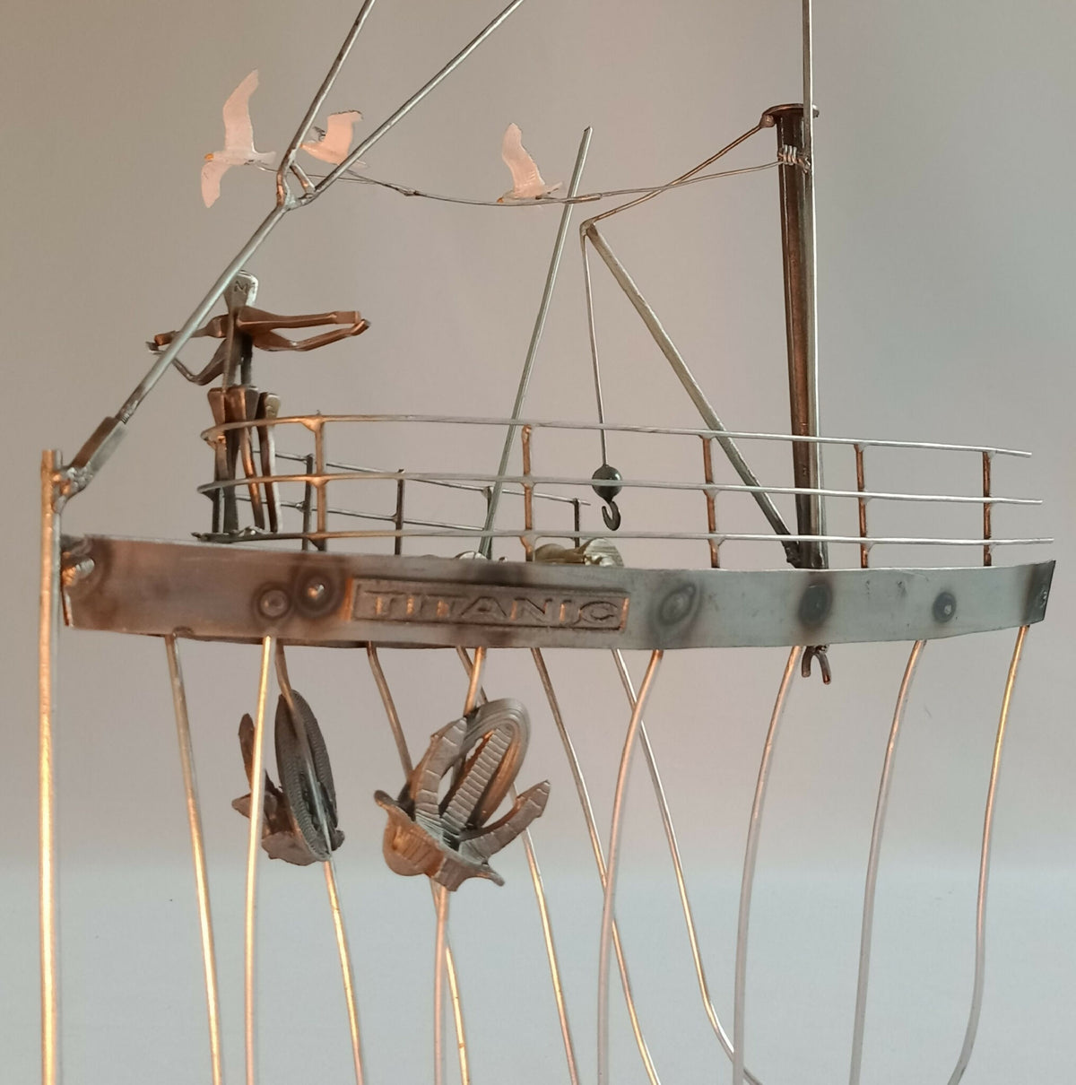 Maquette du Titanic en acier recyclé, détail du pont avec pièces moulées et cordages