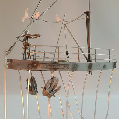 Maquette du Titanic en acier recyclé, détail du pont avec pièces moulées et cordages